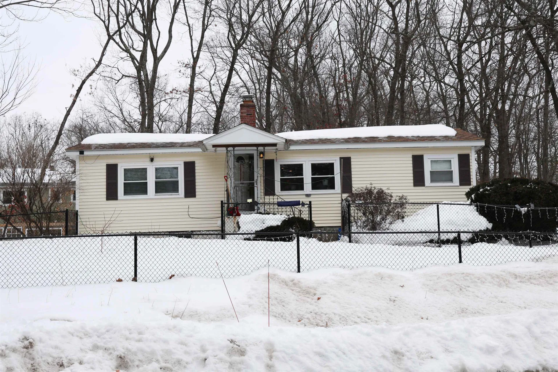 19 West Stearns Avenue Hooksett NH 03106