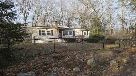 19 West Stearns Avenue Hooksett NH 03106