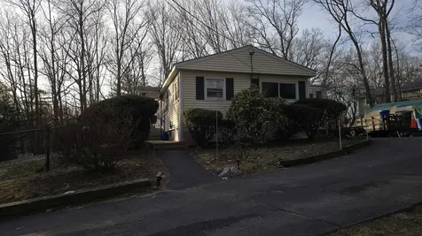 19 West Stearns Avenue Hooksett NH 03106