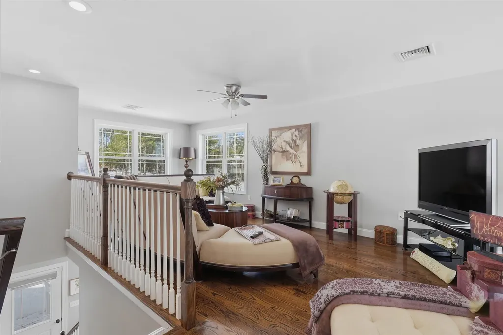 94 Tanager Circle Pelham NH 03076