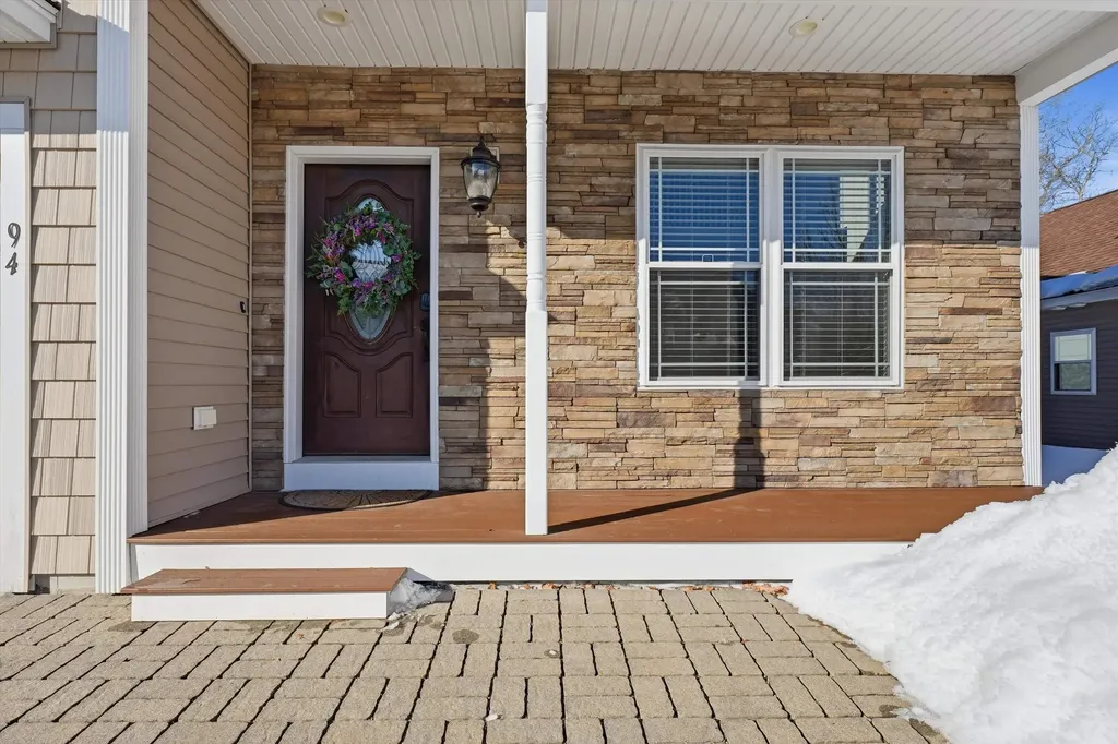 94 Tanager Circle Pelham NH 03076