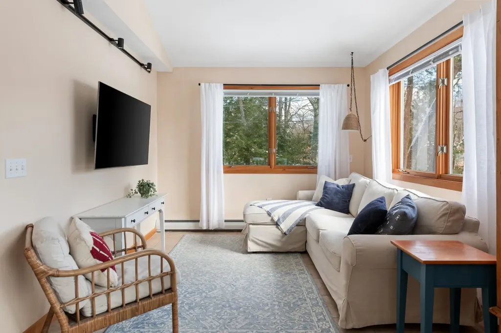 22 Crescent Lane Hebron NH 03241