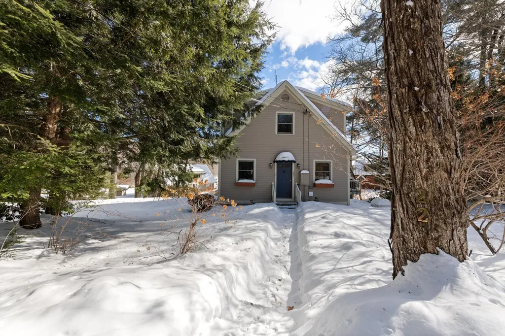 22 Crescent Lane Hebron NH 03241
