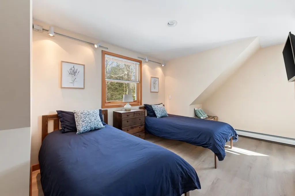 22 Crescent Lane Hebron NH 03241