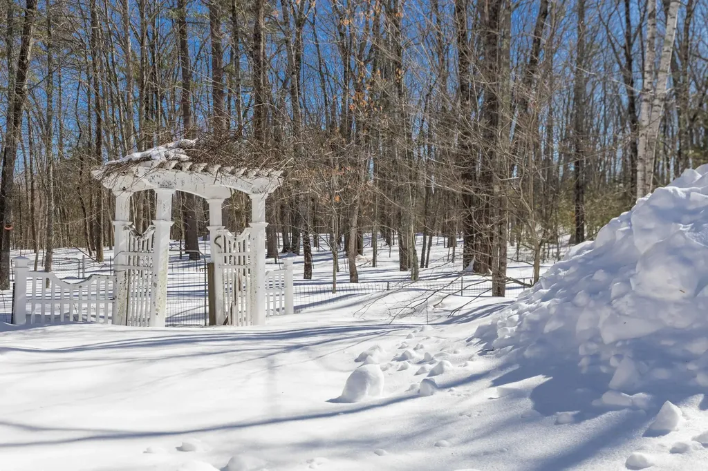 4 Nordic Wood Lane Newton NH 03858