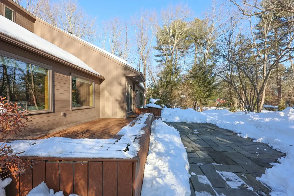 4 Windsor Boulevard Londonderry NH 03053