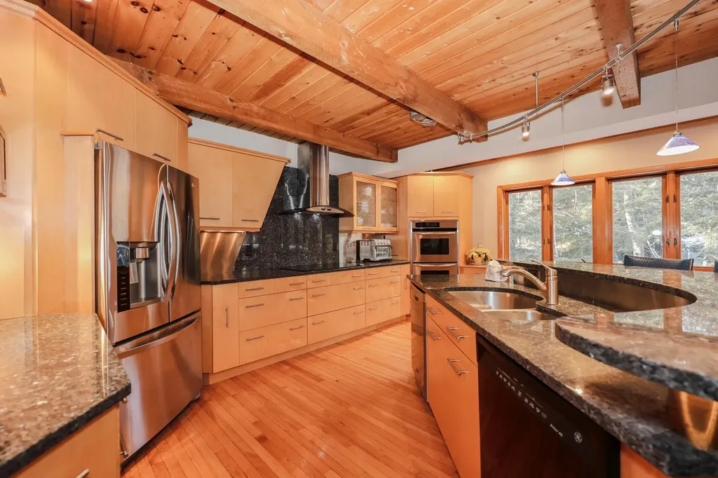 4 Windsor Boulevard Londonderry NH 03053