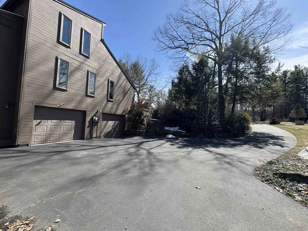 4 Windsor Boulevard Londonderry NH 03053