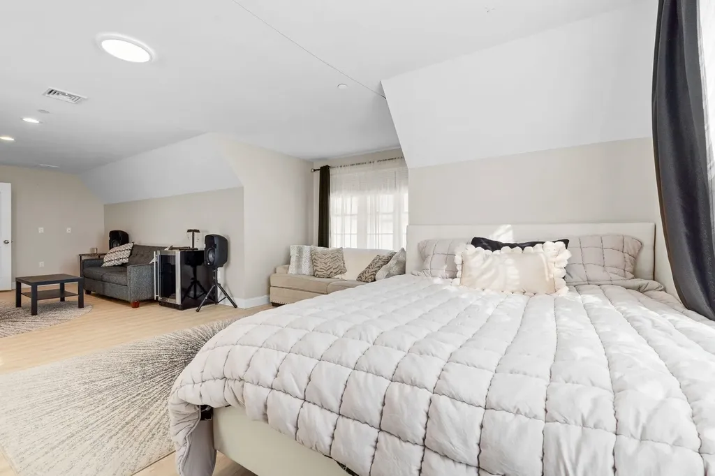 2 Nettie Way Londonderry NH 03053