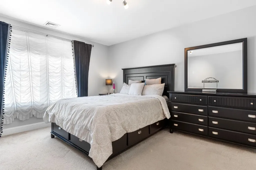 2 Nettie Way Londonderry NH 03053