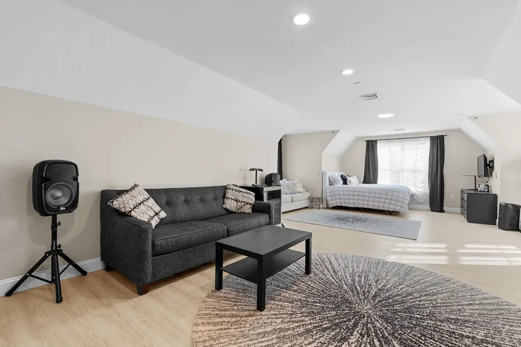 2 Nettie Way Londonderry NH 03053