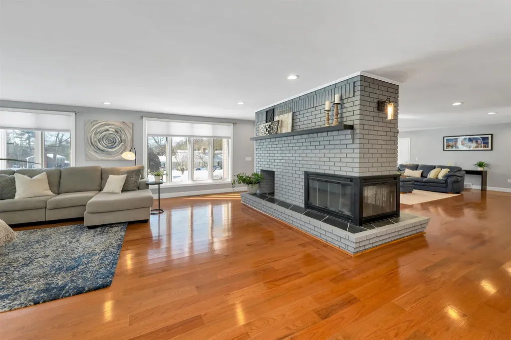 18 Robin Drive Hudson NH 03051