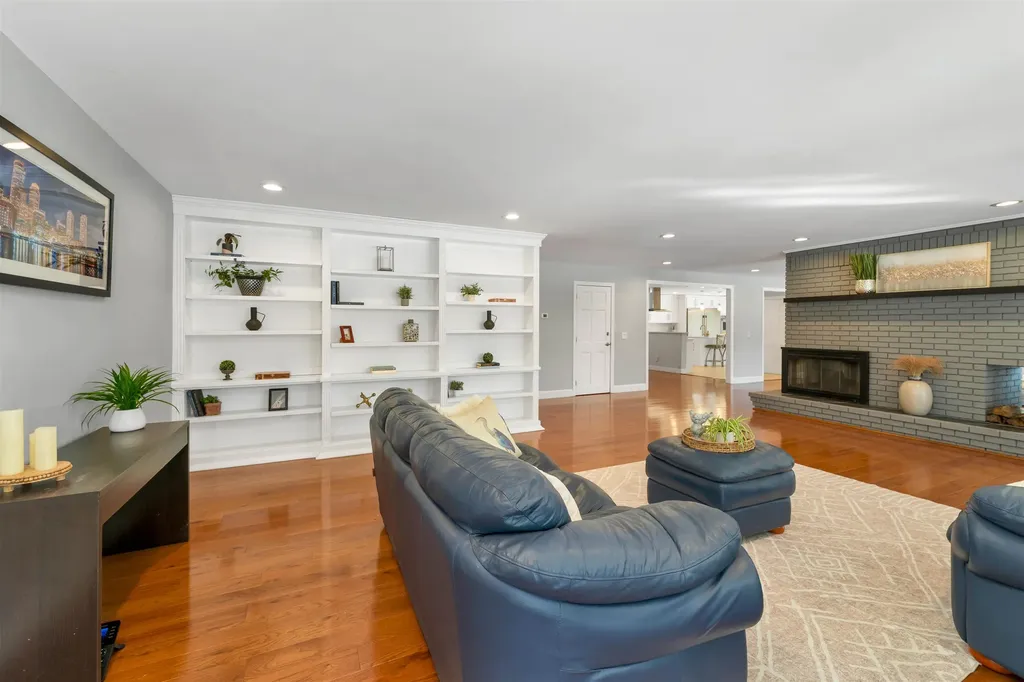 18 Robin Drive Hudson NH 03051