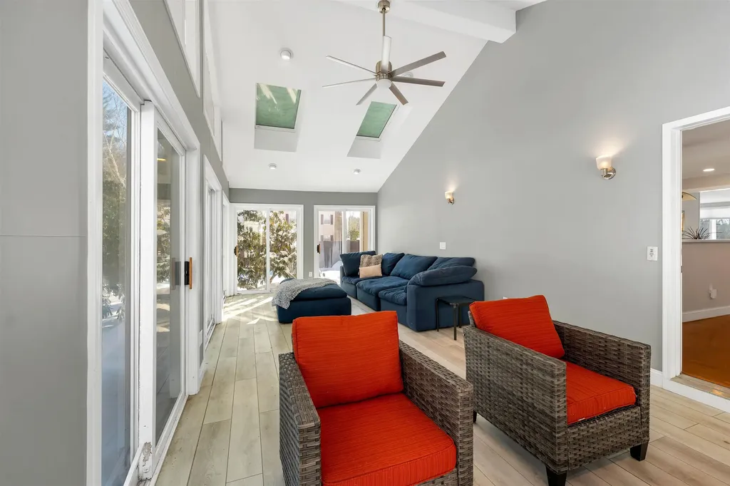 18 Robin Drive Hudson NH 03051