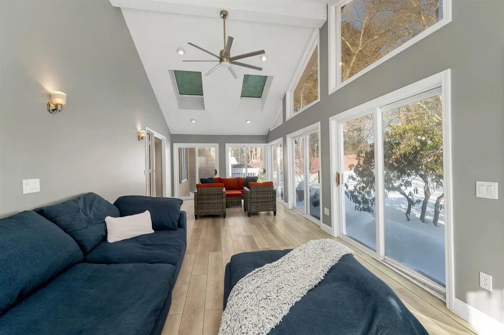 18 Robin Drive Hudson NH 03051