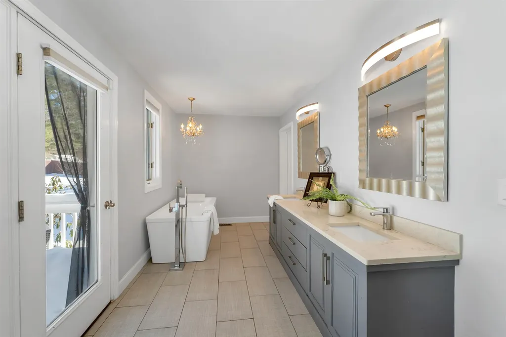 18 Robin Drive Hudson NH 03051