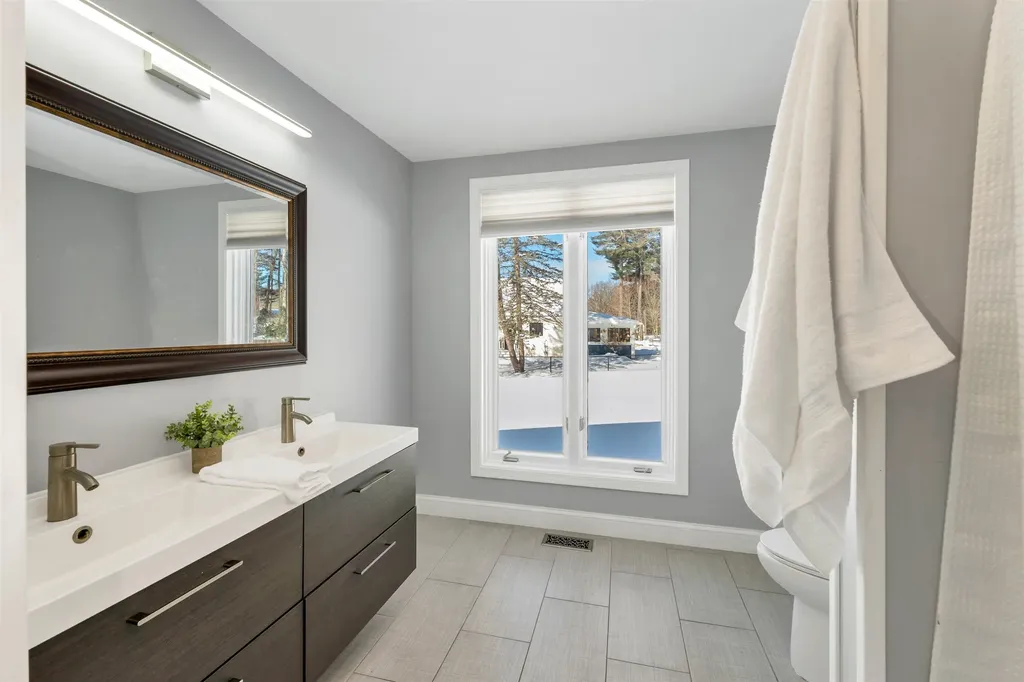 18 Robin Drive Hudson NH 03051