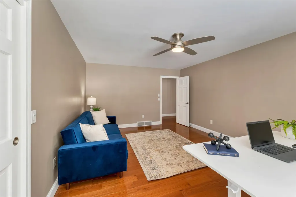 18 Robin Drive Hudson NH 03051