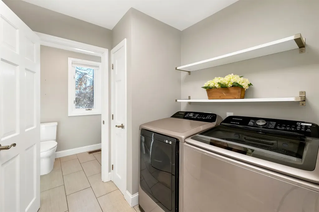 18 Robin Drive Hudson NH 03051