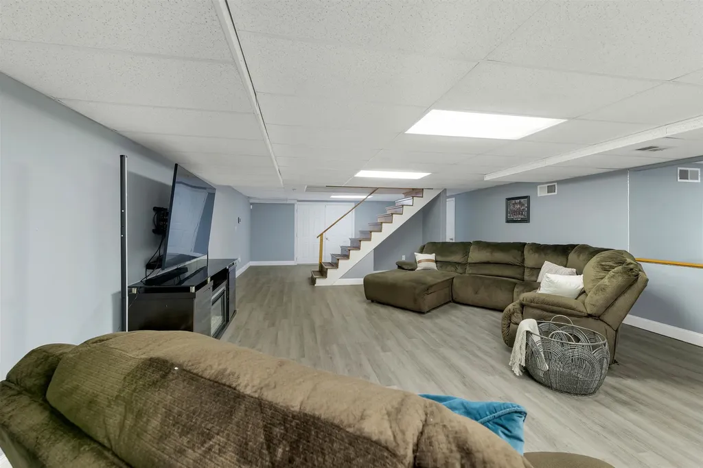 18 Robin Drive Hudson NH 03051