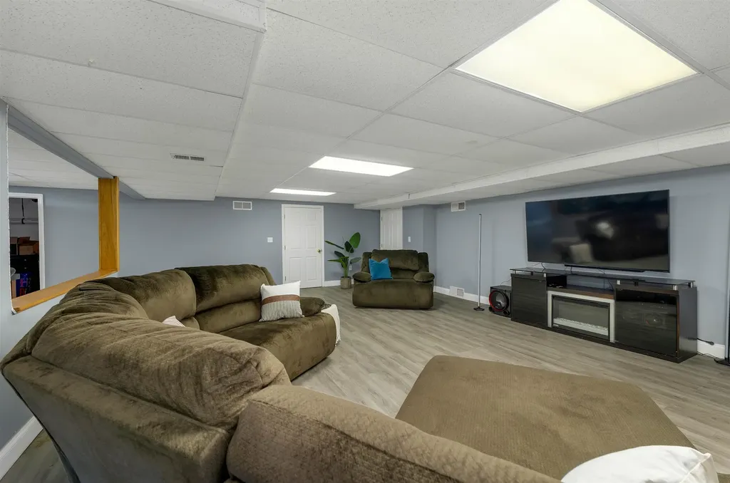 18 Robin Drive Hudson NH 03051