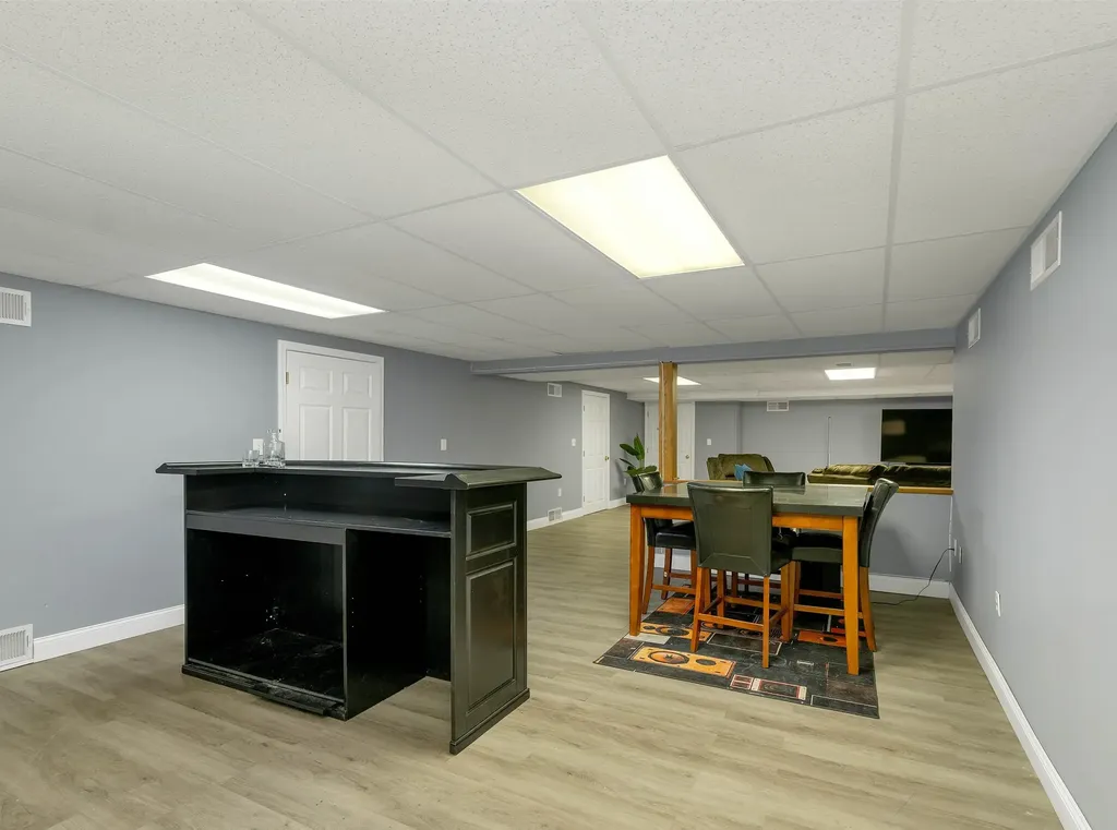 18 Robin Drive Hudson NH 03051