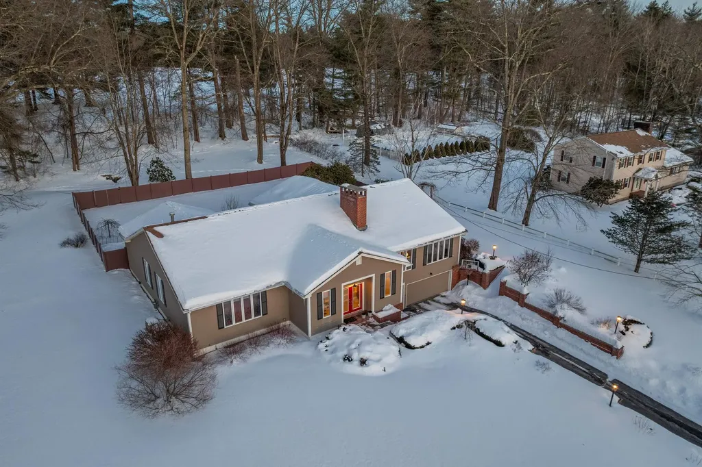 18 Robin Drive Hudson NH 03051