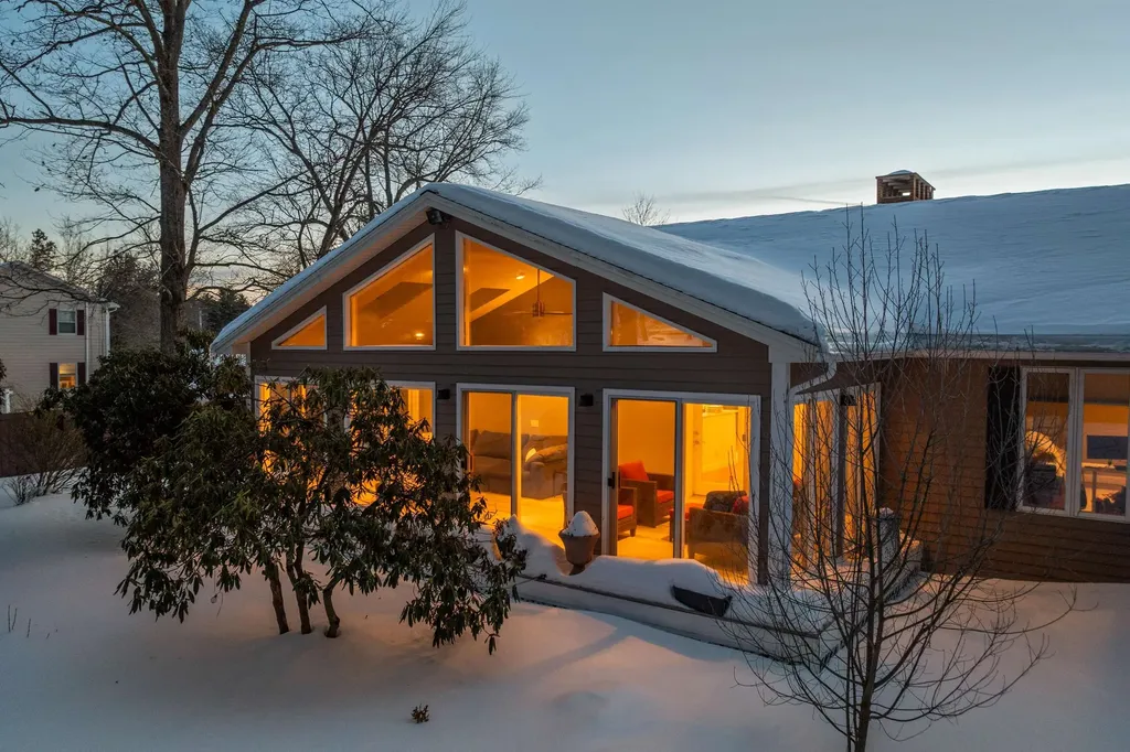 18 Robin Drive Hudson NH 03051