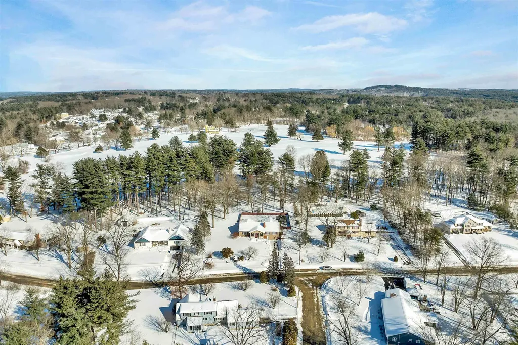 18 Robin Drive Hudson NH 03051