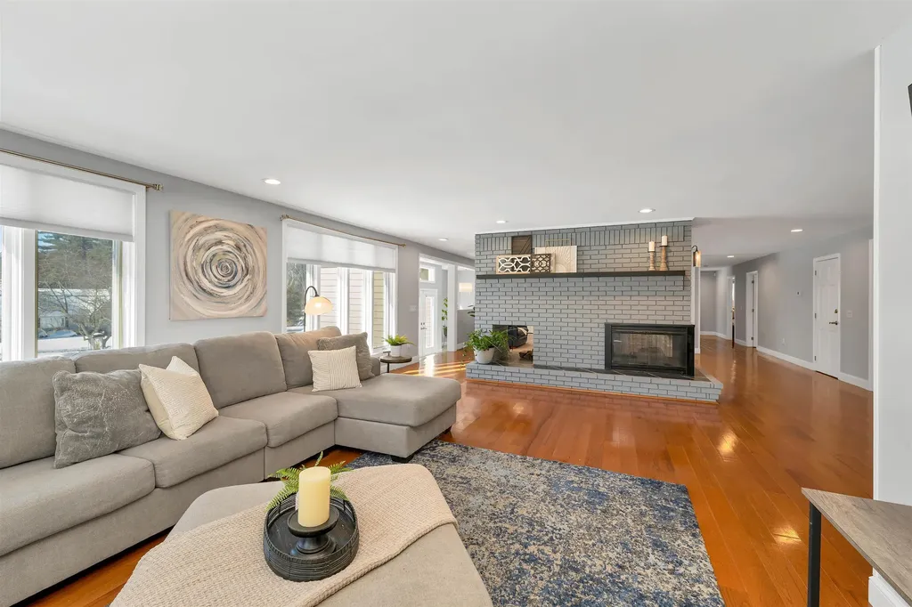 18 Robin Drive Hudson NH 03051