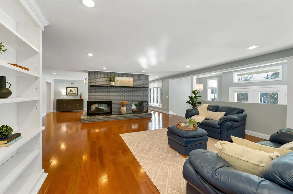 18 Robin Drive Hudson NH 03051