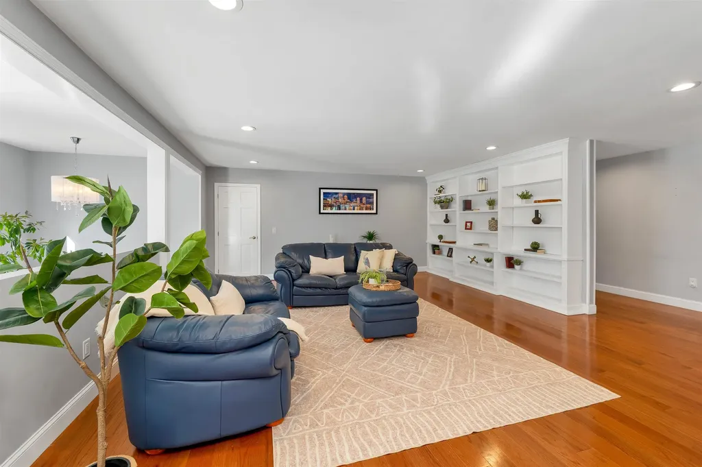 18 Robin Drive Hudson NH 03051