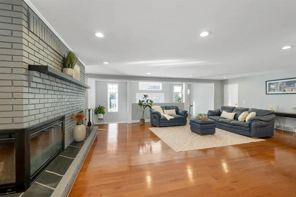 18 Robin Drive Hudson NH 03051