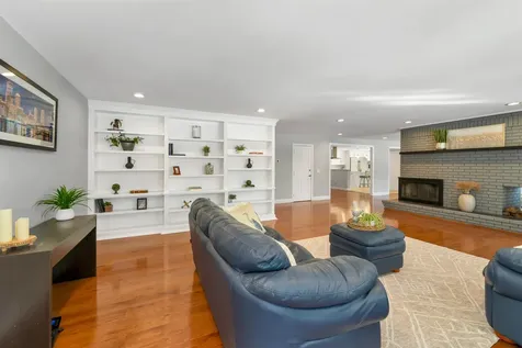 18 Robin Drive Hudson NH 03051