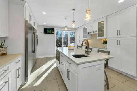 18 Robin Drive Hudson NH 03051