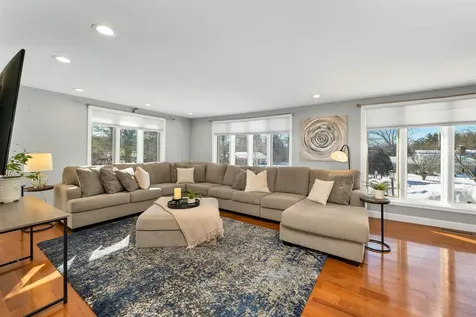 18 Robin Drive Hudson NH 03051