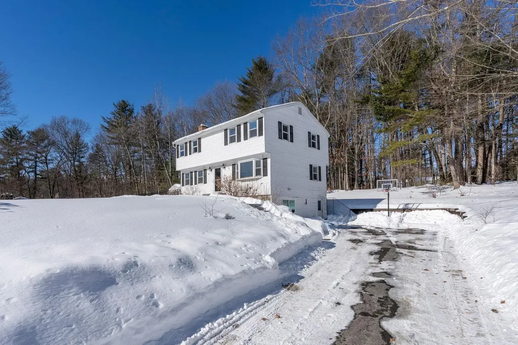 20 Wilshire Drive Londonderry NH 03053