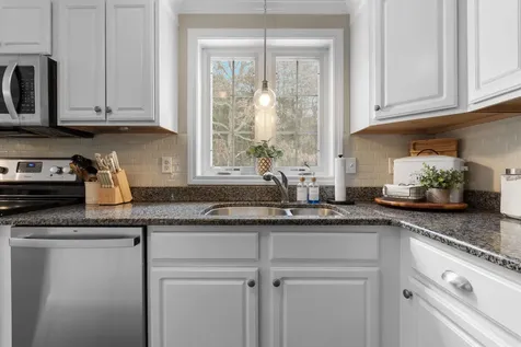 8 Snowdrop Lane Litchfield NH 03052
