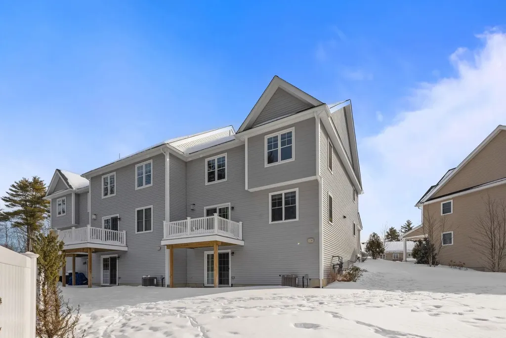 25 Forestedge Way Manchester NH 03102