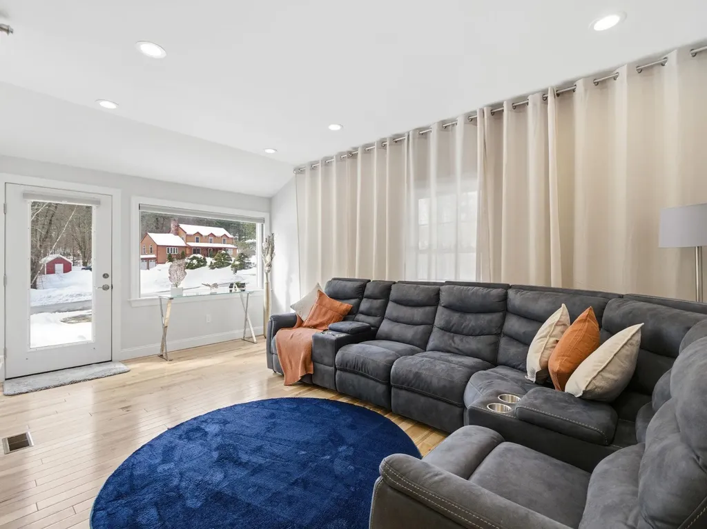 6 Wilshire Lane Pelham NH 03076