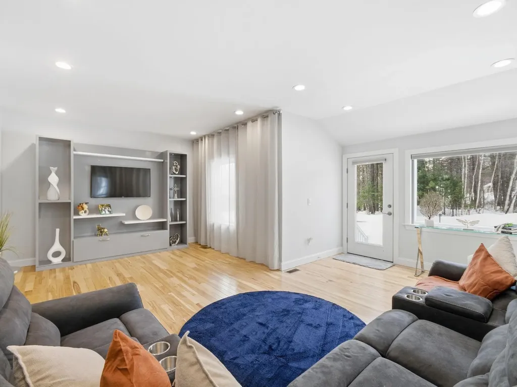 6 Wilshire Lane Pelham NH 03076