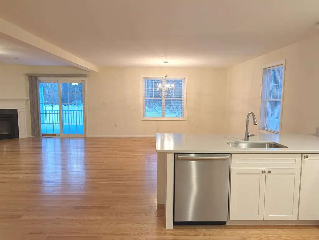 264 Woodview Way Manchester NH 03102