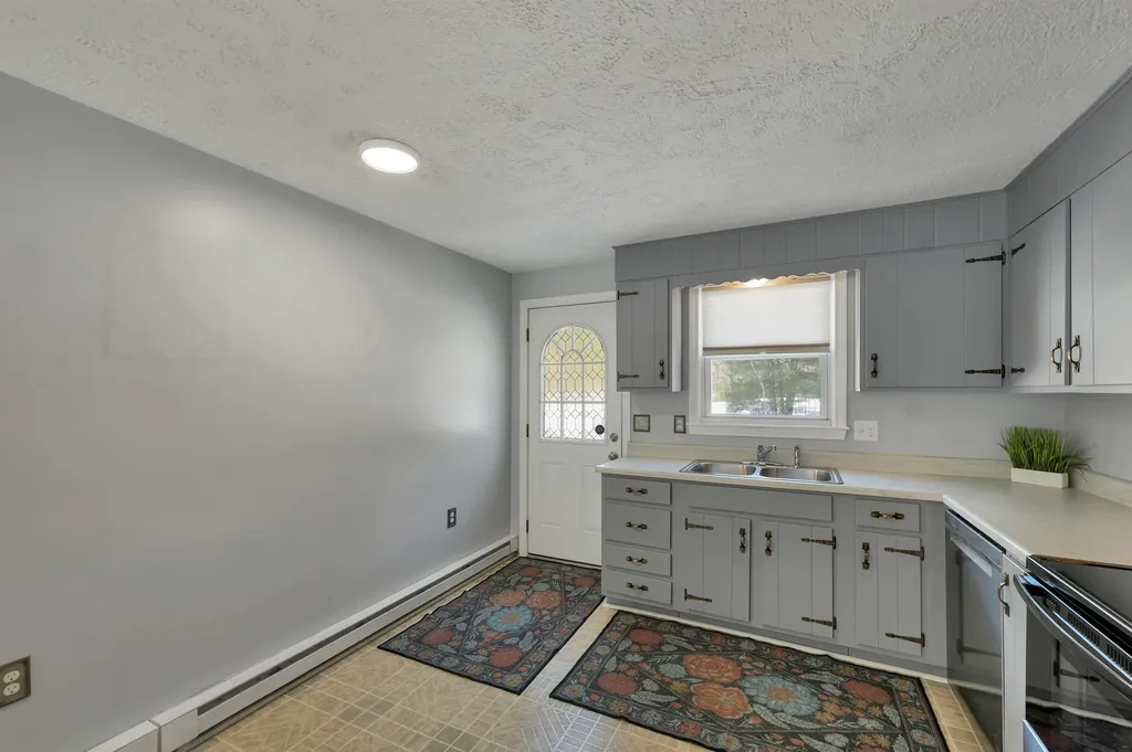 1102 Mammoth Road Pelham NH 03076