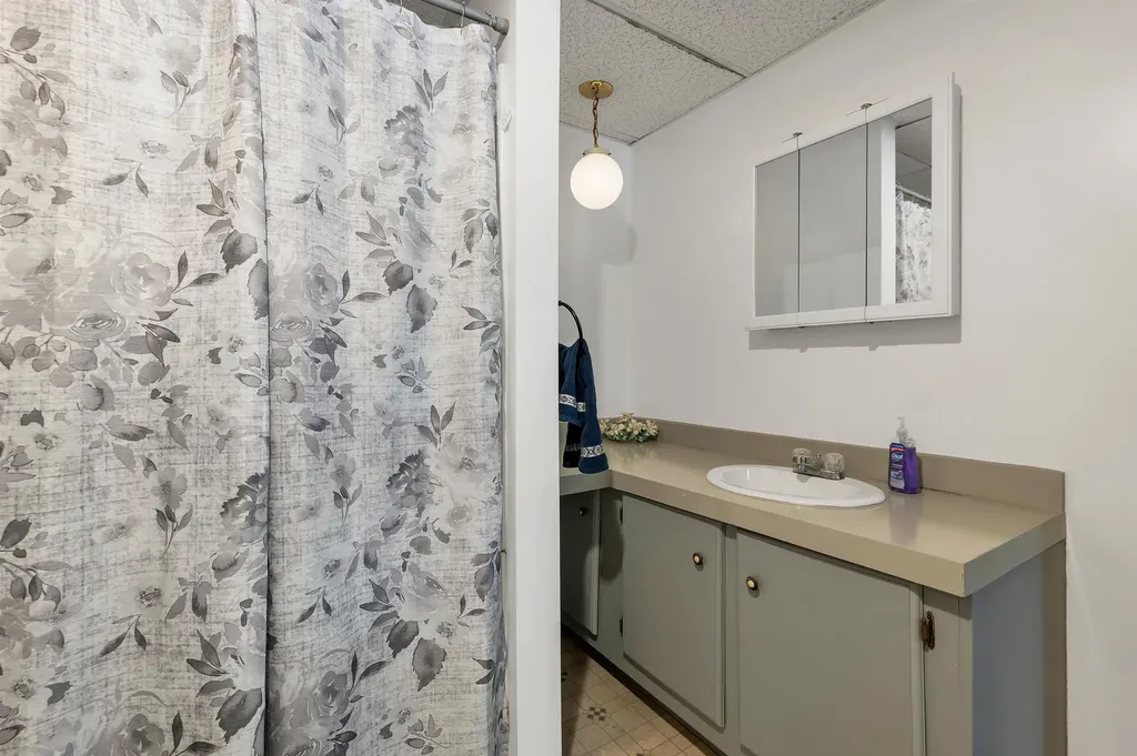 1102 Mammoth Road Pelham NH 03076