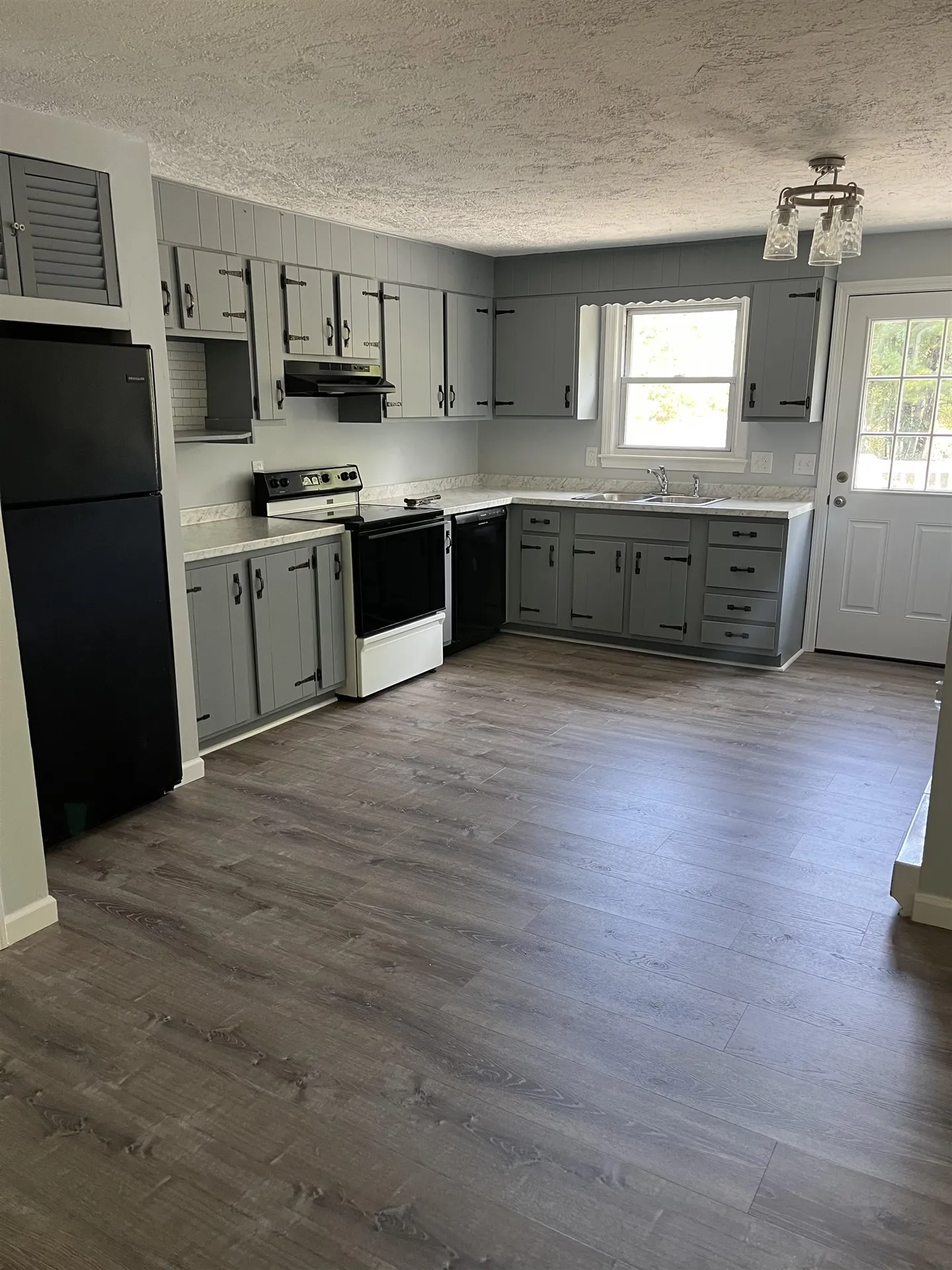 1102 Mammoth Road Pelham NH 03076
