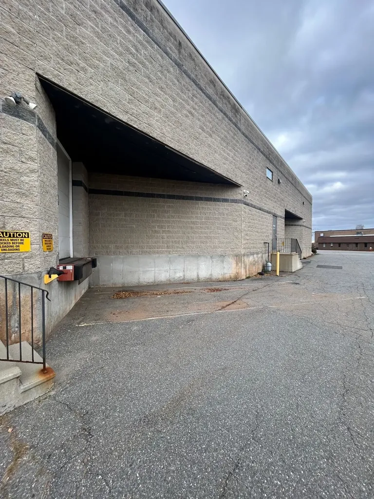 8 Delta Drive Londonderry NH 03053