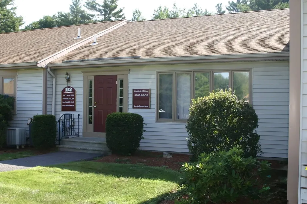 12 Parmenter Road Londonderry NH 03053