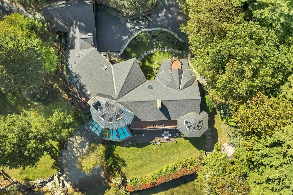 211 Dockham Shore Road Gilford NH 03249