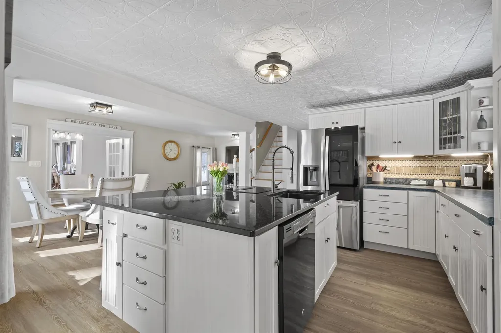 32 Main Street Kingston NH 03848