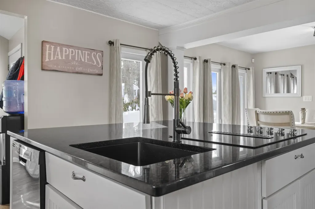 32 Main Street Kingston NH 03848